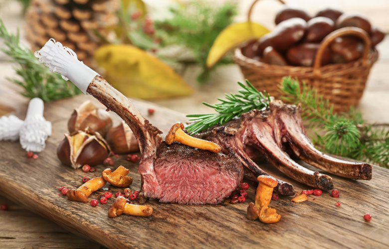 Hirschkarree scharf angebraten auf rustikalem küchenbrett