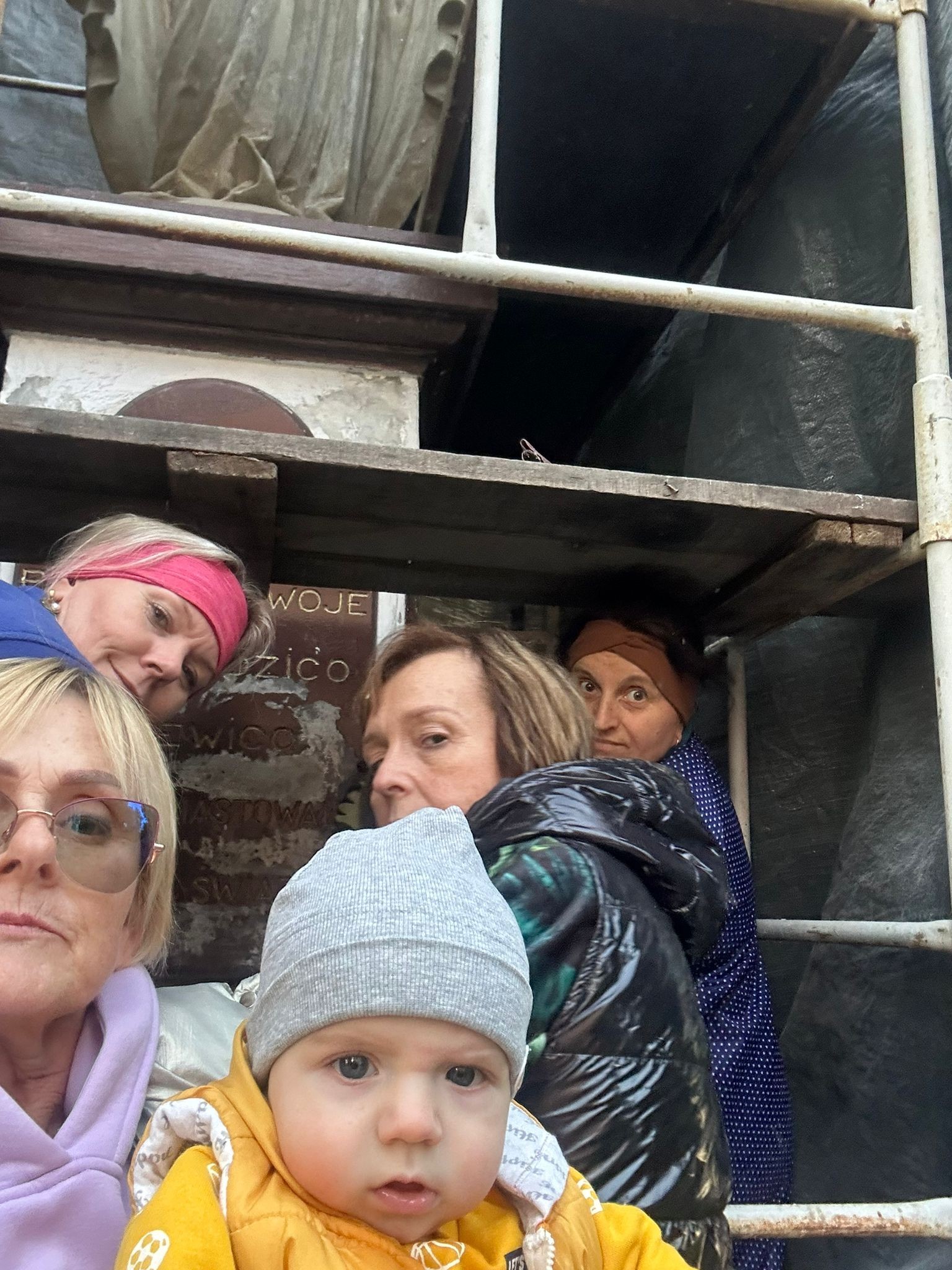 Odnowienie figurki matki bożej przy kościele w szadku 4